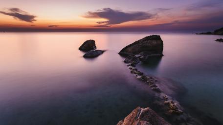 Serene Sunset Over Tranquil Waters wallpaper