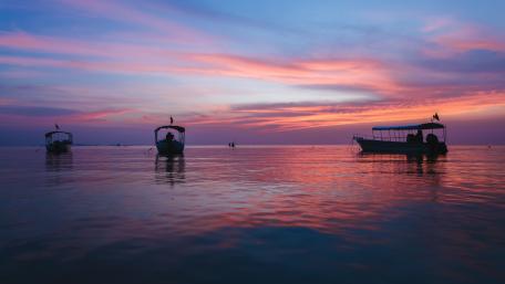 Serene Boats Against a Pink Horizon wallpaper