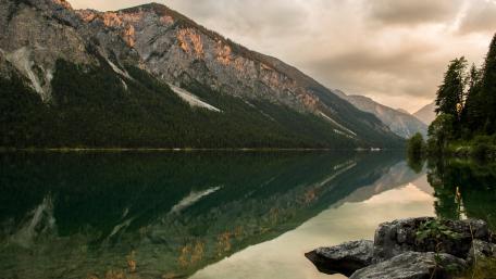 Serene Mountain Reflections in a Tranquil Lake wallpaper
