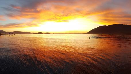 Tranquil Sunset Over Serene Waters wallpaper