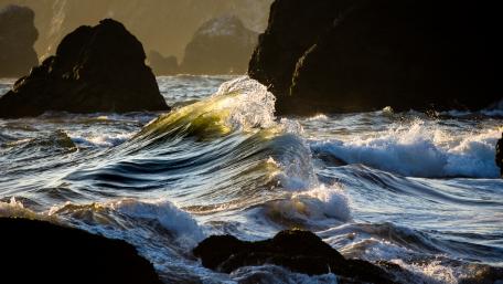 Majestic Ocean Waves at Dusk wallpaper
