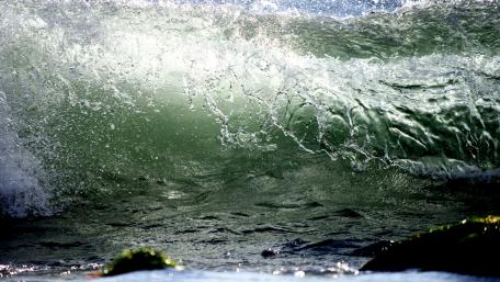 Gentle Ocean Waves Embrace Nature's Beauty wallpaper