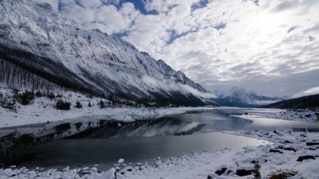 Medicine Lake, Jasper National Park wallpaper