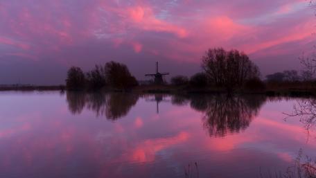 Tranquil Sunrise Over a Reflective Lake wallpaper