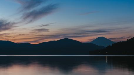 Serene Twilight Over Still Waters wallpaper