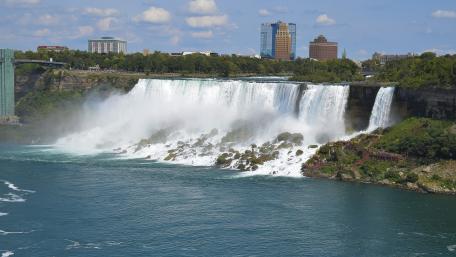 Majestic Niagara Falls in Full Flowing Glory wallpaper