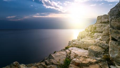 Tranquil Sunset Over Ocean Waves wallpaper