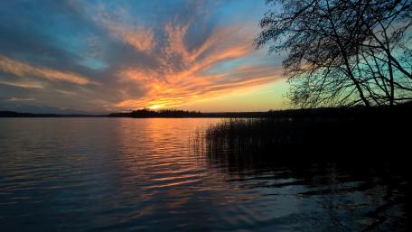Serene Dusk Over the Lake wallpaper