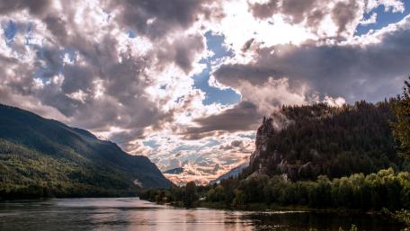 Majestic Mountain Reflections in Serene Waters wallpaper