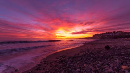 Sunset Radiance Over Tranquil Waters wallpaper