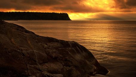 Golden Hour Serenity Over Water wallpaper