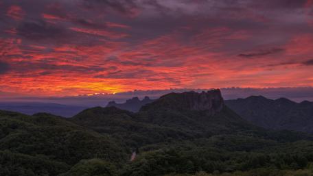 Fiery Sunset Over Majestic Mountains wallpaper