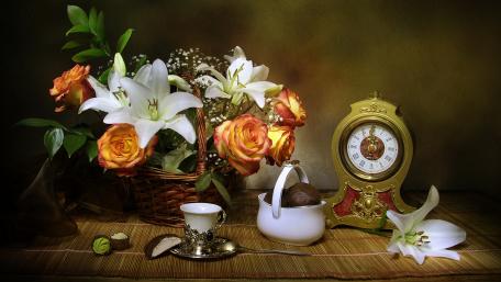 Elegant Floral Still Life in Soft Light wallpaper