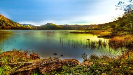 Serene Lakeside Landscape in Stunning 4K wallpaper