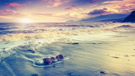 Serene Waves at Dusk wallpaper