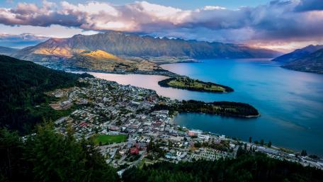 Queenstown and Lake Wakatipu wallpaper