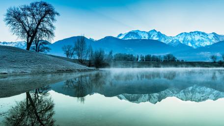 Tranquil Winter Reflections in Nature wallpaper