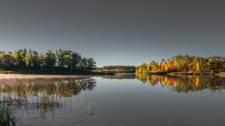 Tranquil Autumn Reflections in Nature's Embrace wallpaper