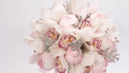 Elegant Floral Bouquet in Soft Pastels wallpaper
