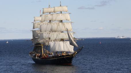 Majestic Tall Ship Sailing on Calm Waters wallpaper