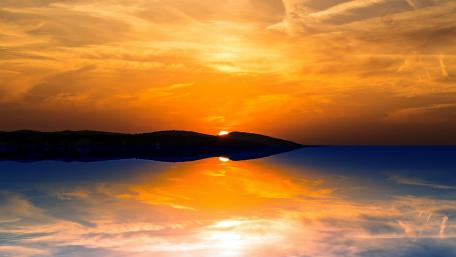 Serene Sunset Over Tranquil Waters wallpaper