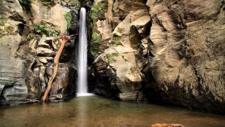 Majestic Waterfall in a Serene Ravine wallpaper