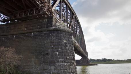 Railway bridge over the Reihn wallpaper