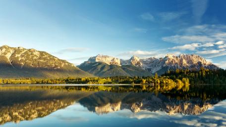 Serene Mountain Reflection in a Tranquil Lake wallpaper