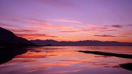 Serene Twilight over Tranquil Waters wallpaper