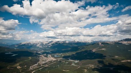 Majestic Mountain Panorama for Tranquil Spaces wallpaper