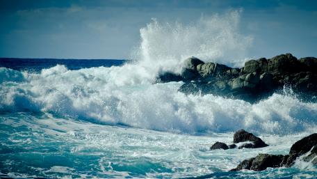 Majestic Ocean Waves Crashing on Rocky Shoreline wallpaper