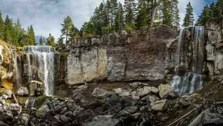 Majestic Waterfall Cascade in Nature's Embrace wallpaper