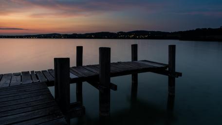 Serene Dusk Over a Tranquil Pier wallpaper