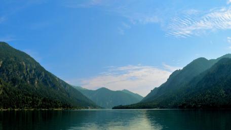 Serene Mountain Reflection in Tranquil Waters wallpaper