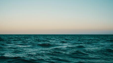 Tranquil Sea at Dusk wallpaper