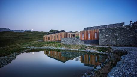 Modern Cottage by Tranquil Pond at Dusk wallpaper