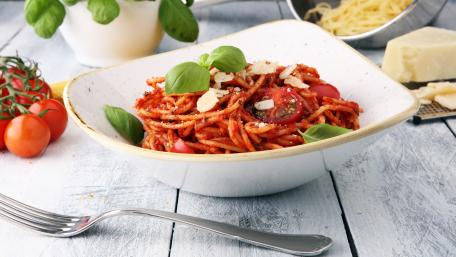 Delicious Spaghetti with Fresh Basil and Tomatoes wallpaper