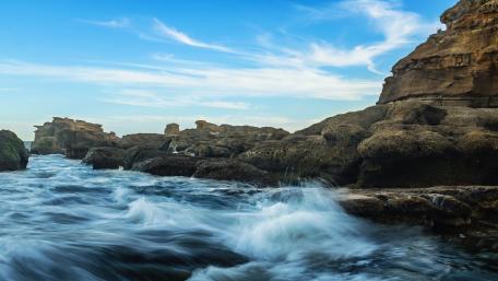 Serene Coastal Waterscape with Rocky Outcrops wallpaper