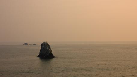Serene Seascape at Dusk wallpaper