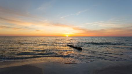 Serene Sunset Over the Tranquil Sea wallpaper
