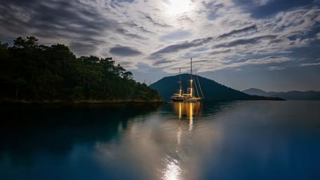 Moonlit Serenity Over Calm Waters wallpaper