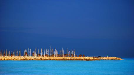 Tranquil Blue Sea and Sky Horizon wallpaper