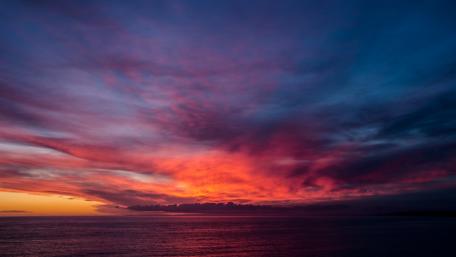 Radiant Sunset over Tranquil Waters wallpaper