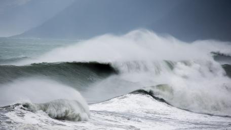 Majestic Sea Waves in Motion wallpaper