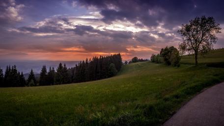 Breathtaking Cloudy Landscape at Dusk wallpaper