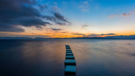 Serene Pathway to the Horizon wallpaper