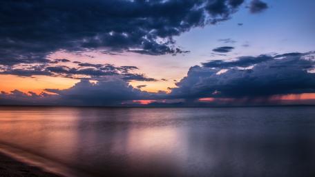 Serene Evening Horizon Over the Sea wallpaper