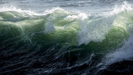 Majestic Ocean Waves Surging Forward wallpaper