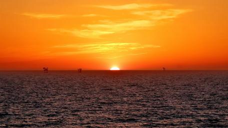 Golden Hour Serenity Over the Ocean wallpaper