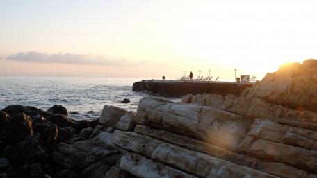 Serene Sunset Over Tranquil Shoreline wallpaper